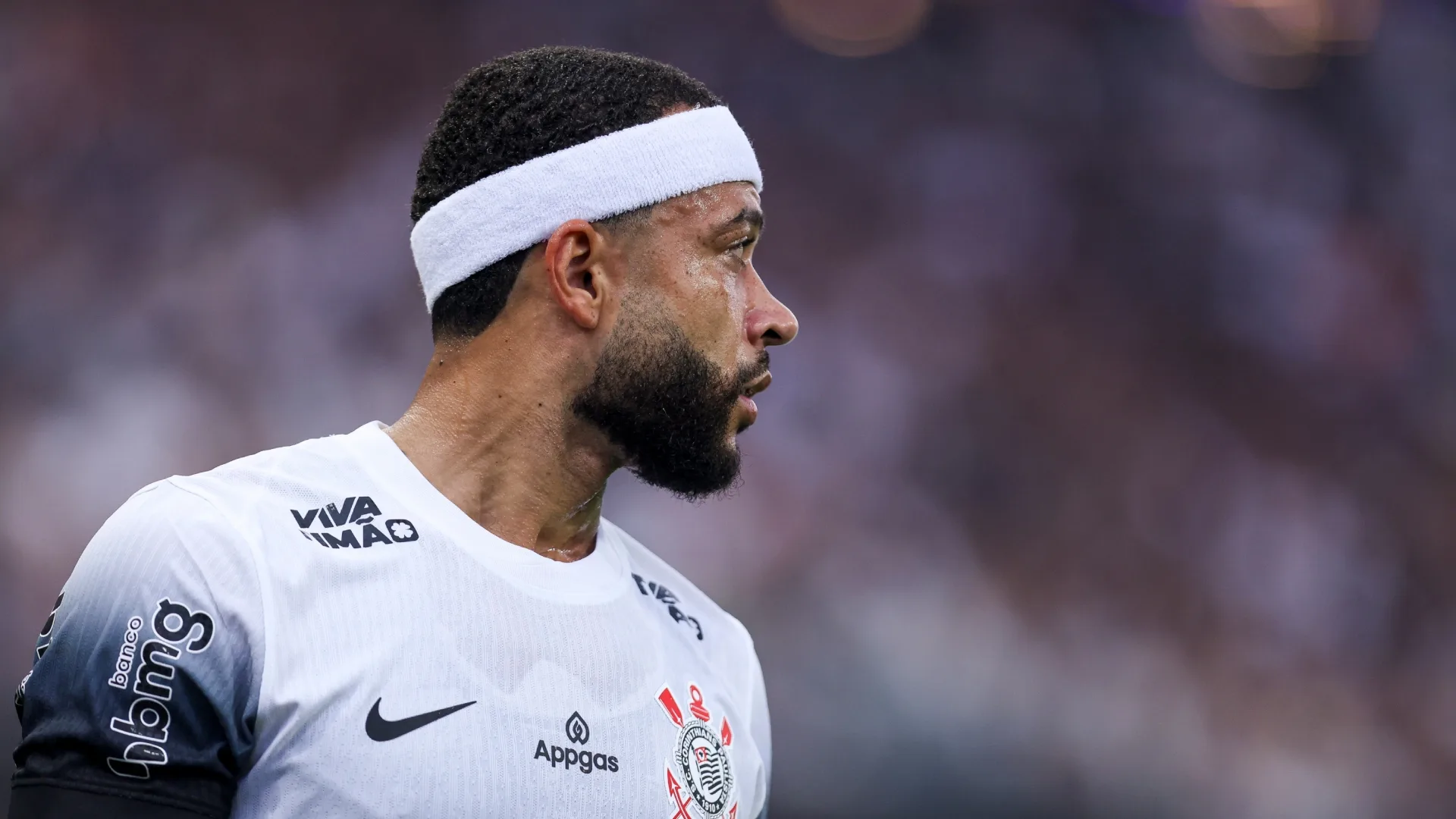 Corinthians vira piada de torcedores rivais por crise com Depay