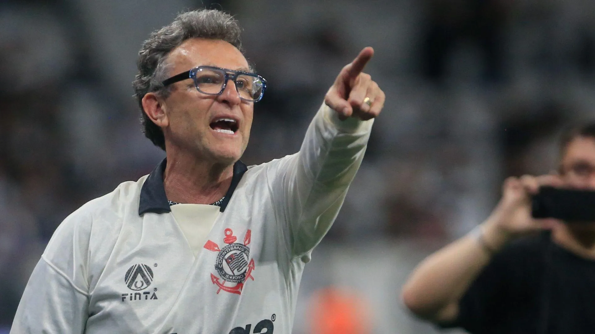 Craque Neto cogita pazes com Memphis Depay, do Corinthians