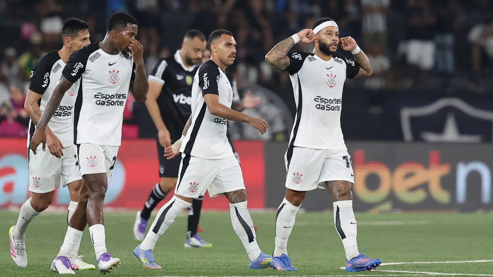 Depay comemora vitória do Corinthians e chama clássico de final