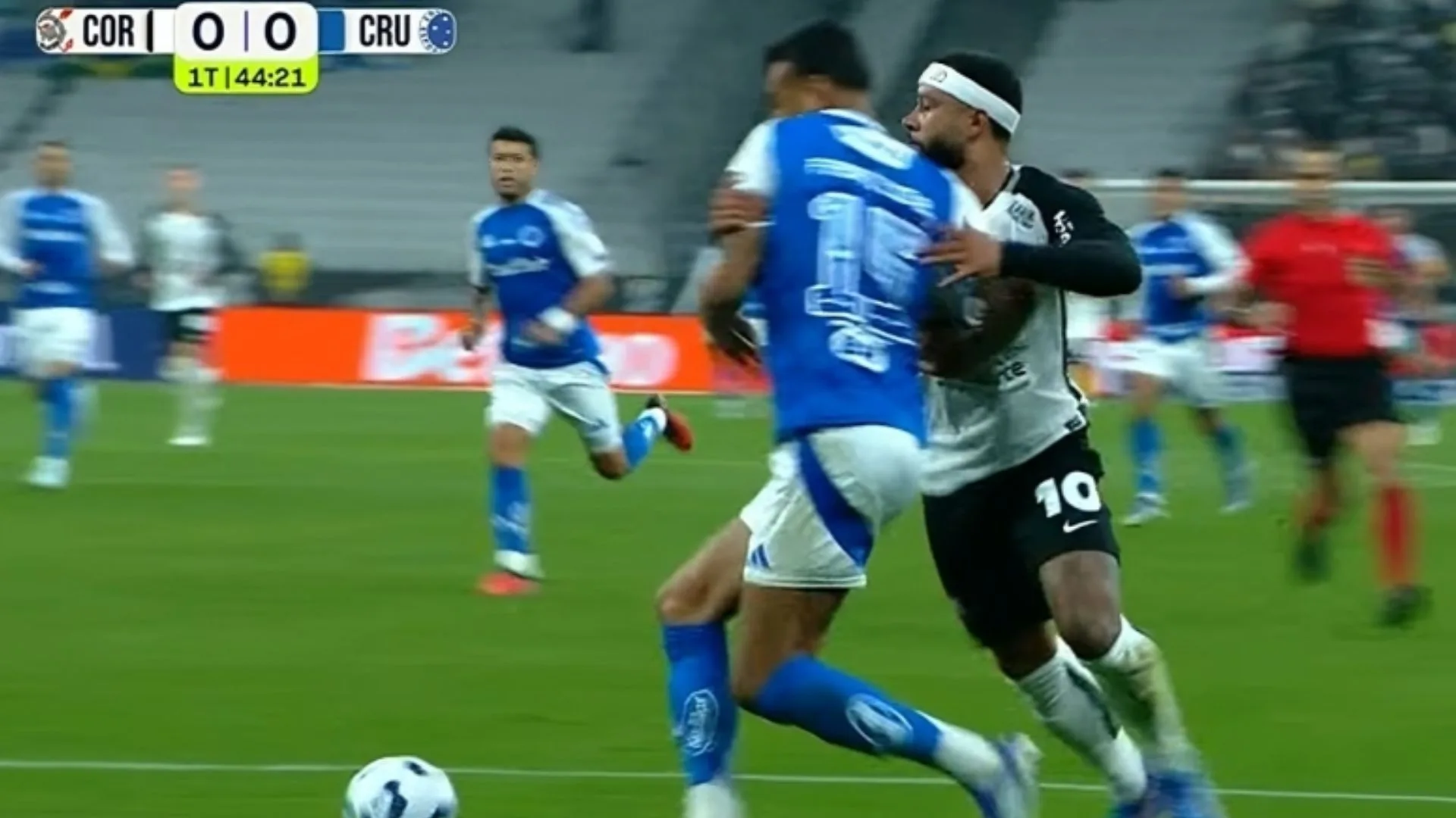 Depay é “engolido” por Fabrício Bruno em Corinthians x Cruzeiro