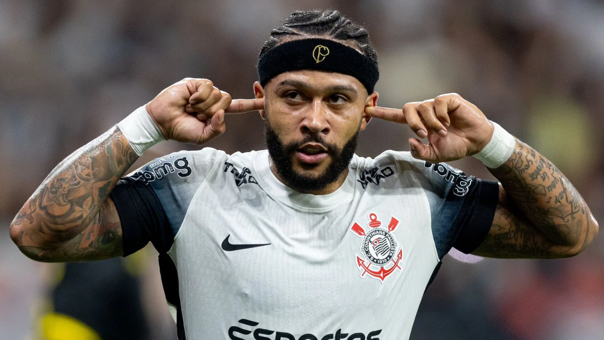 Corinthians vence Palmeiras com gol decisivo de Memphis Depay