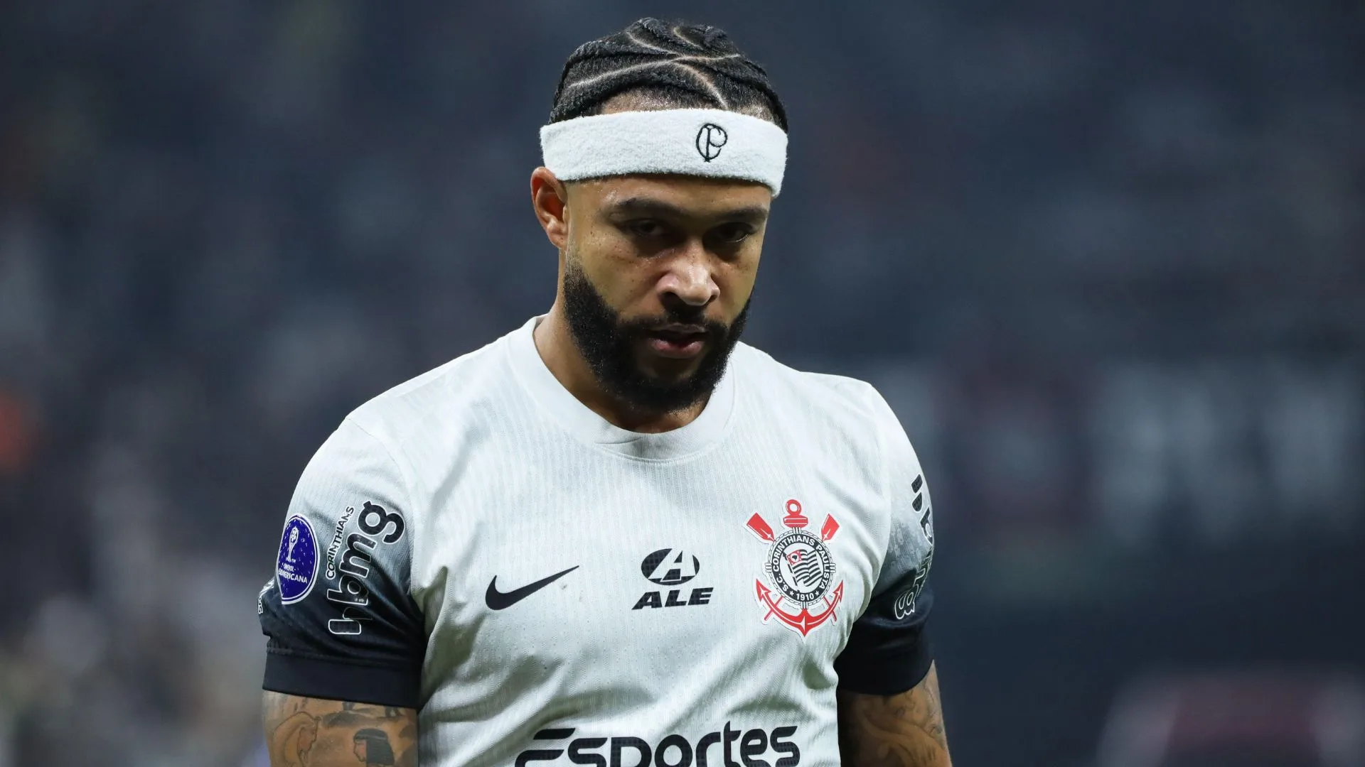 Nicola revela punição a Depay após atraso no Corinthians