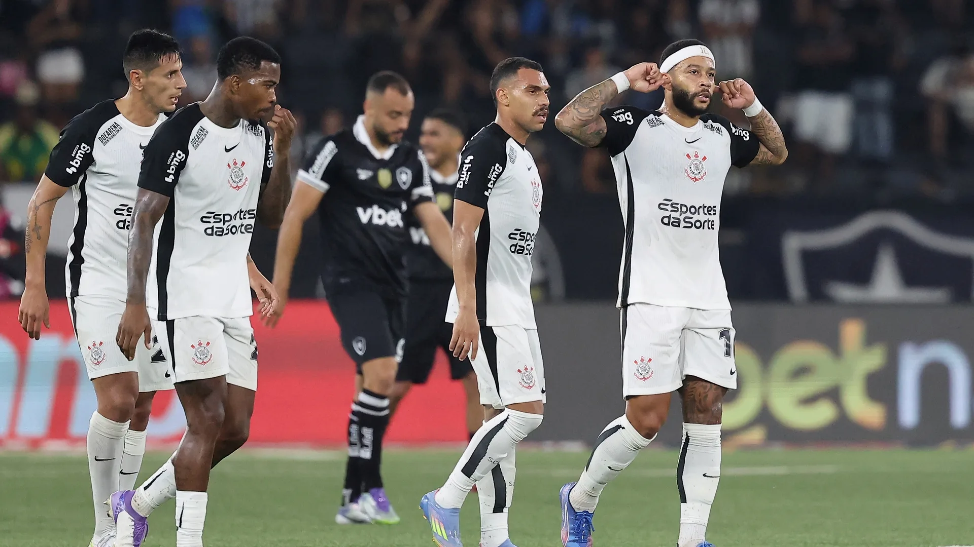 Presidente do Corinthians, Osmar Stabile descarta saída de Memphis Depay