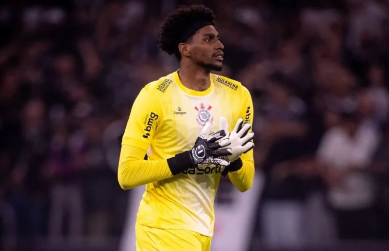 Roger Flores escolhe Hugo Souza em disputa com Weverton
