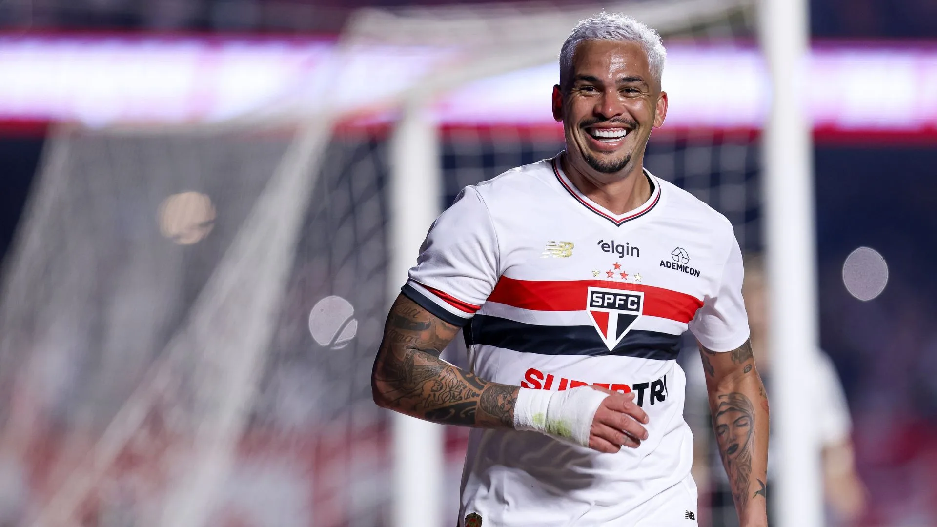 São Paulo vence Corinthians com dois gols de Luciano