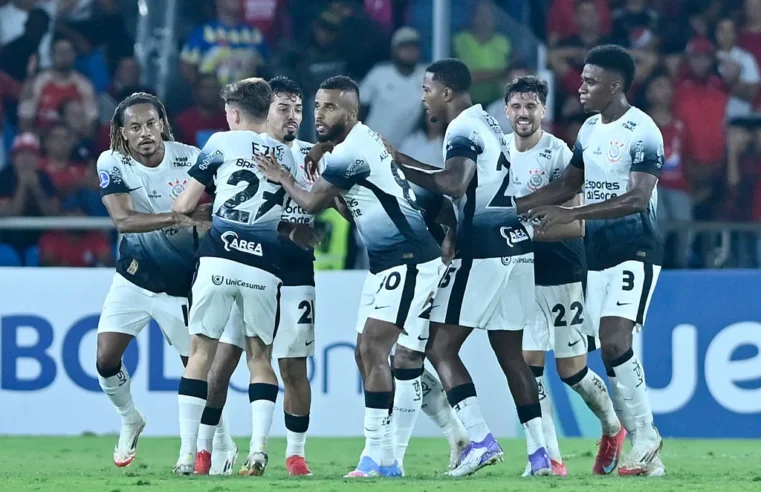 Torcida do Corinthians é contra escalação de Carrillo frente ao Palmeiras