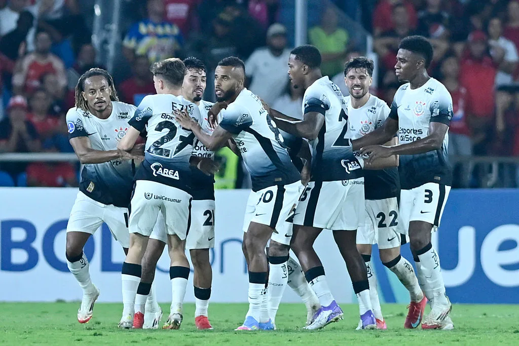 Torcida do Corinthians é contra escalação de Carrillo frente ao Palmeiras
