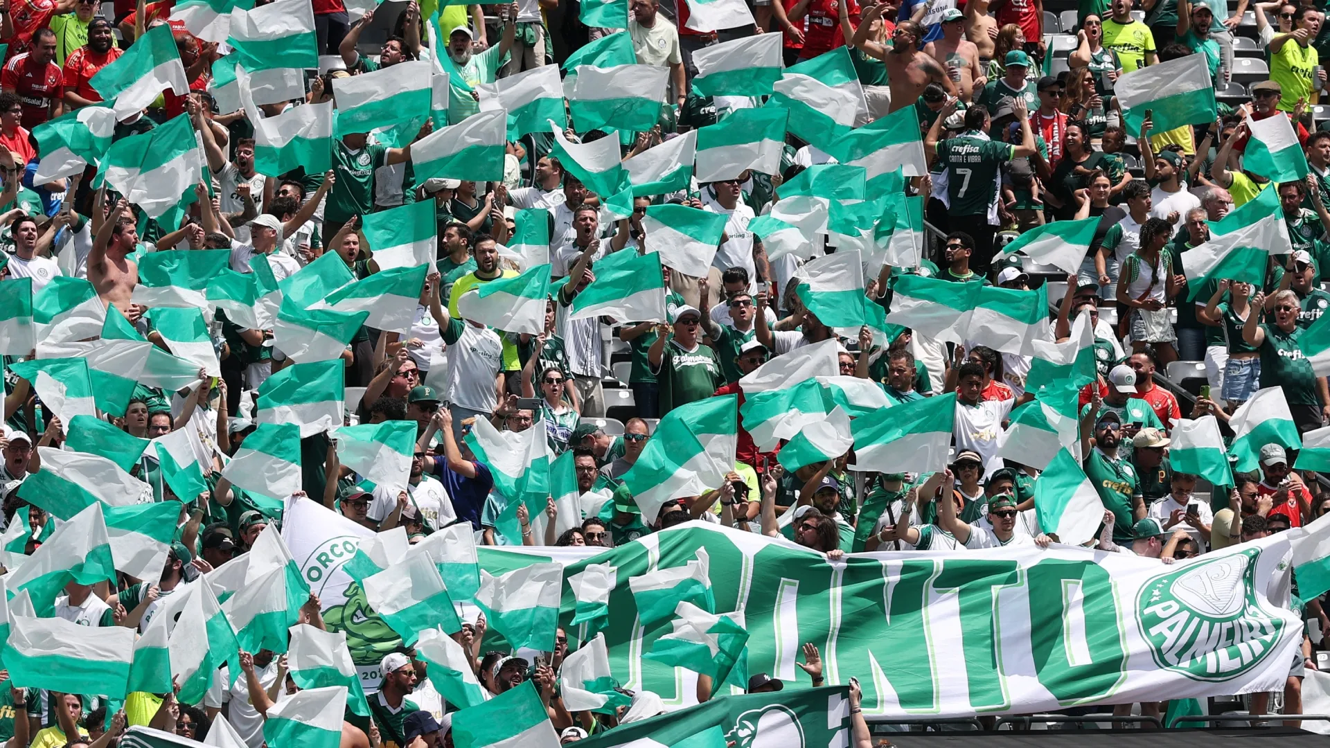 Torcida do Palmeiras se revolta por gol anulado contra Corinthians