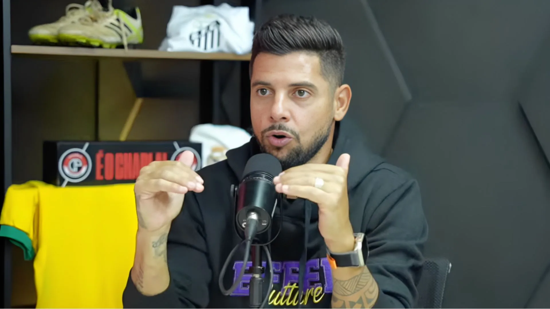Cicinho vê Corinthians irreconhecível no Brasileirão e alerta sobre Z4