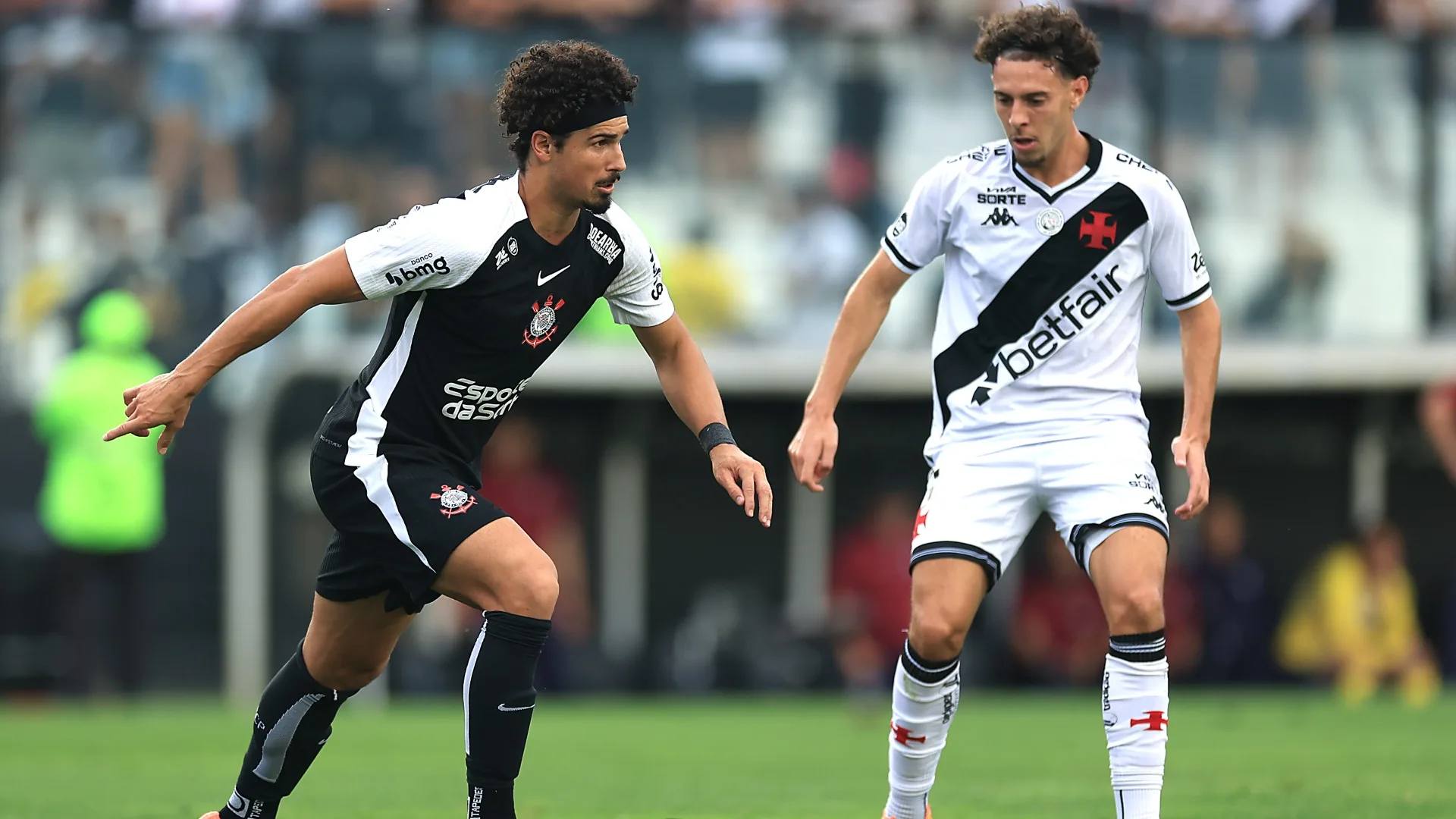 Corinthians aplica 3 a 1 no Vasco e respira no Brasileirão