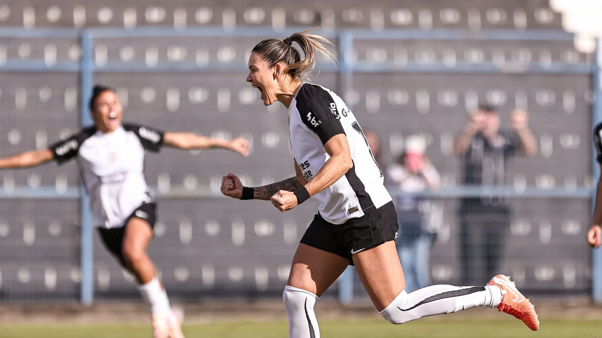 Corinthians vence Palmeiras e assume liderança do Paulistão Feminino