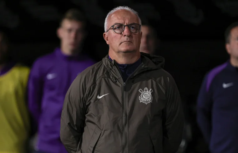 Dorival bate-boca com torcedor antes de Vasco x Corinthians