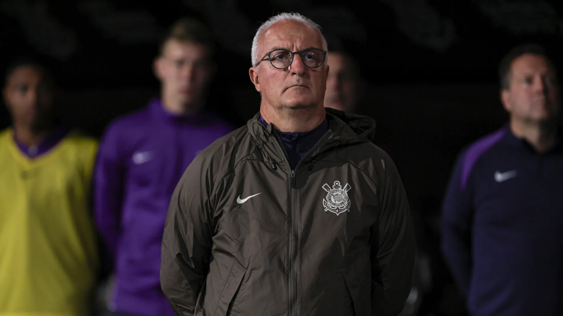Dorival bate-boca com torcedor antes de Vasco x Corinthians
