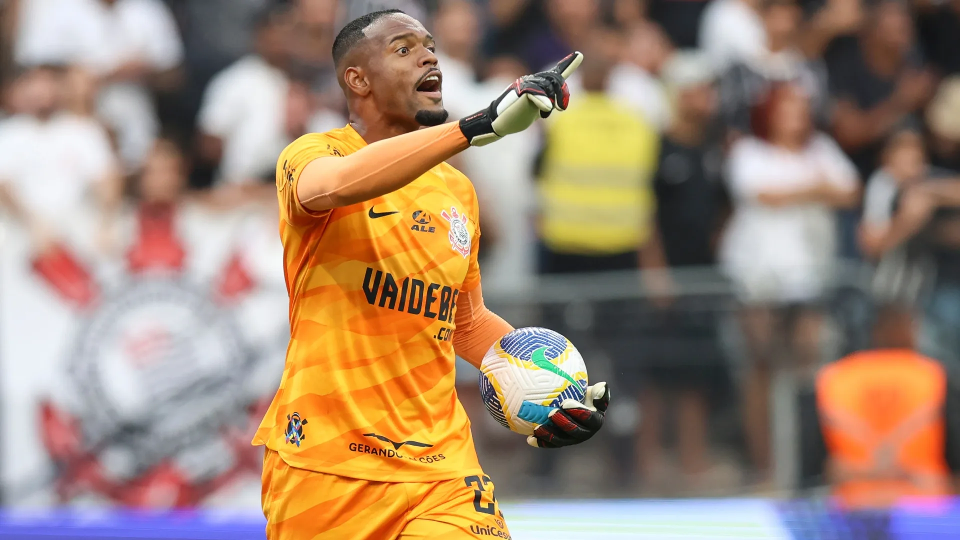 Torcida do Corinthians se revolta com Carlos Miguel no Palmeiras