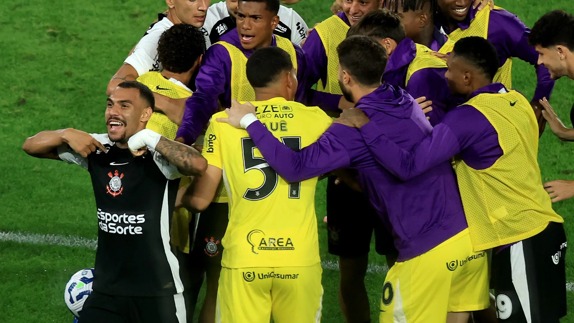 Corinthians bate Fluminense com golaço de Matheuzinho