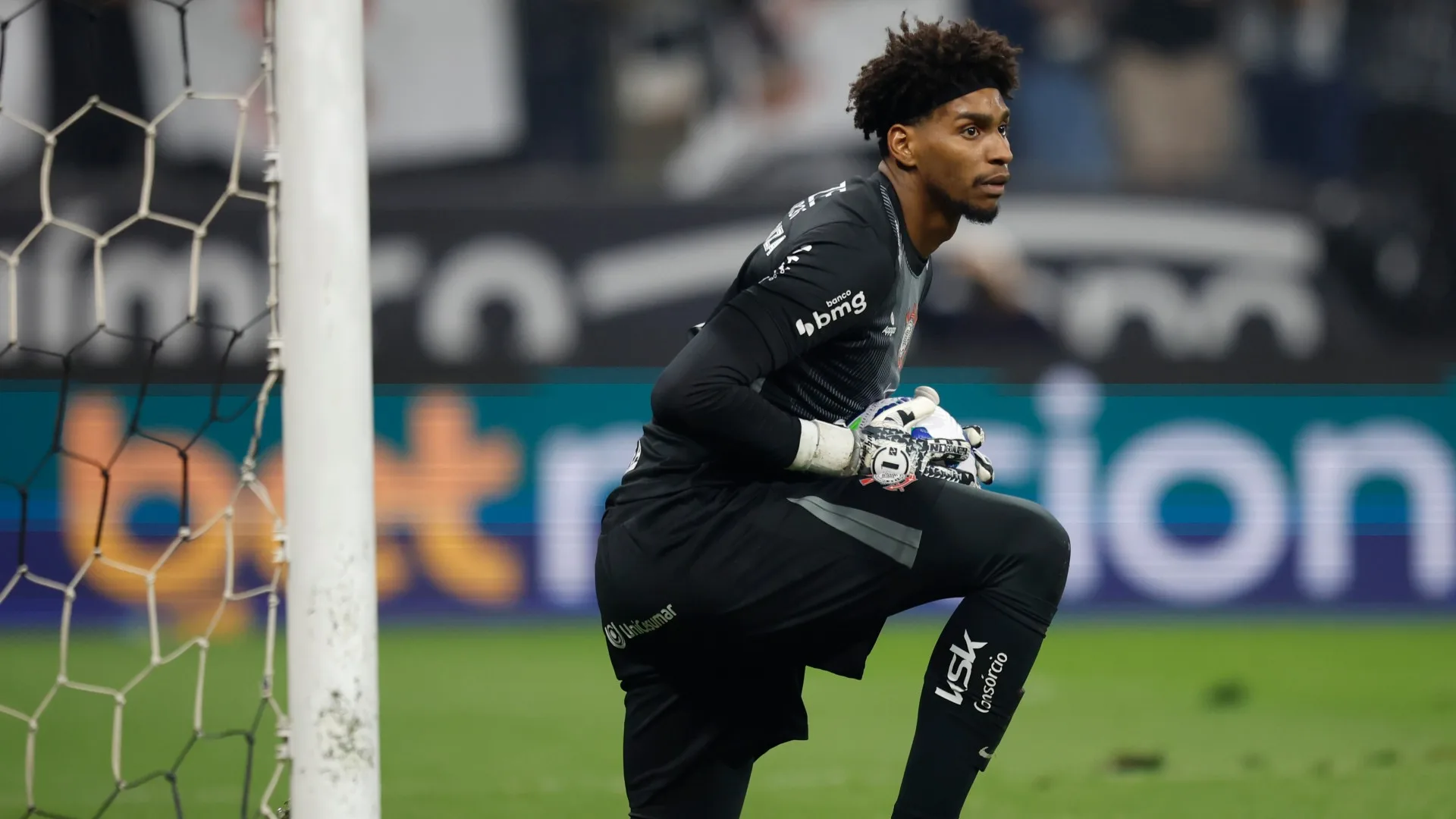 Craque Neto defende Hugo Souza de críticas na internet