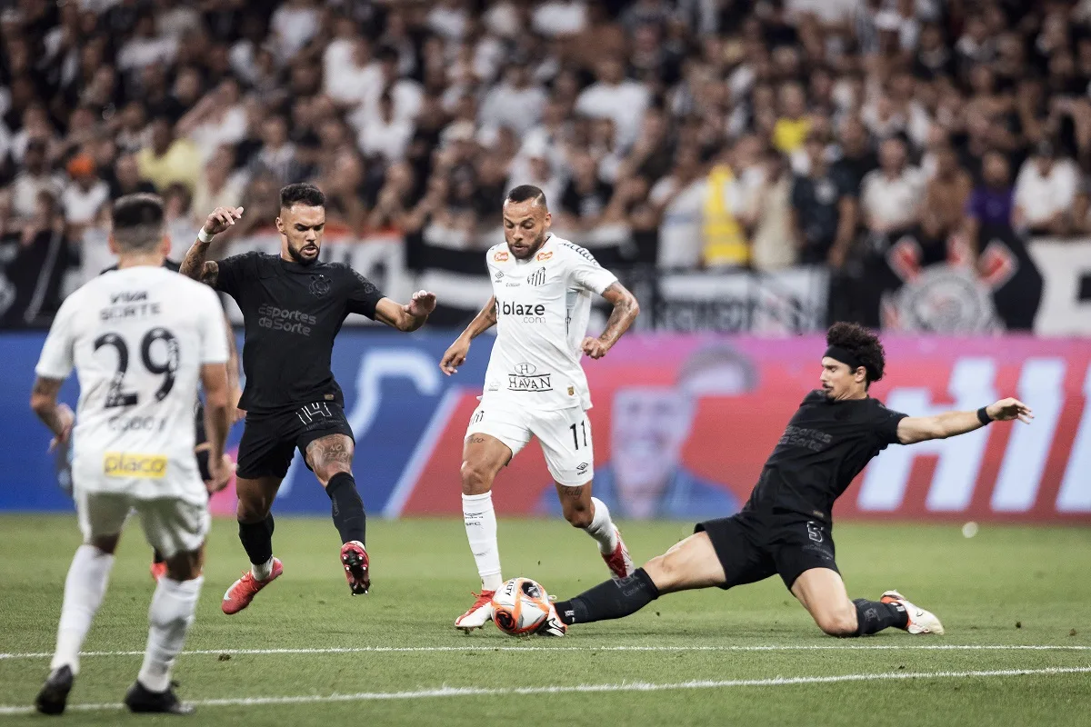 Brasileirão volta com rodada cheia quarta (15)