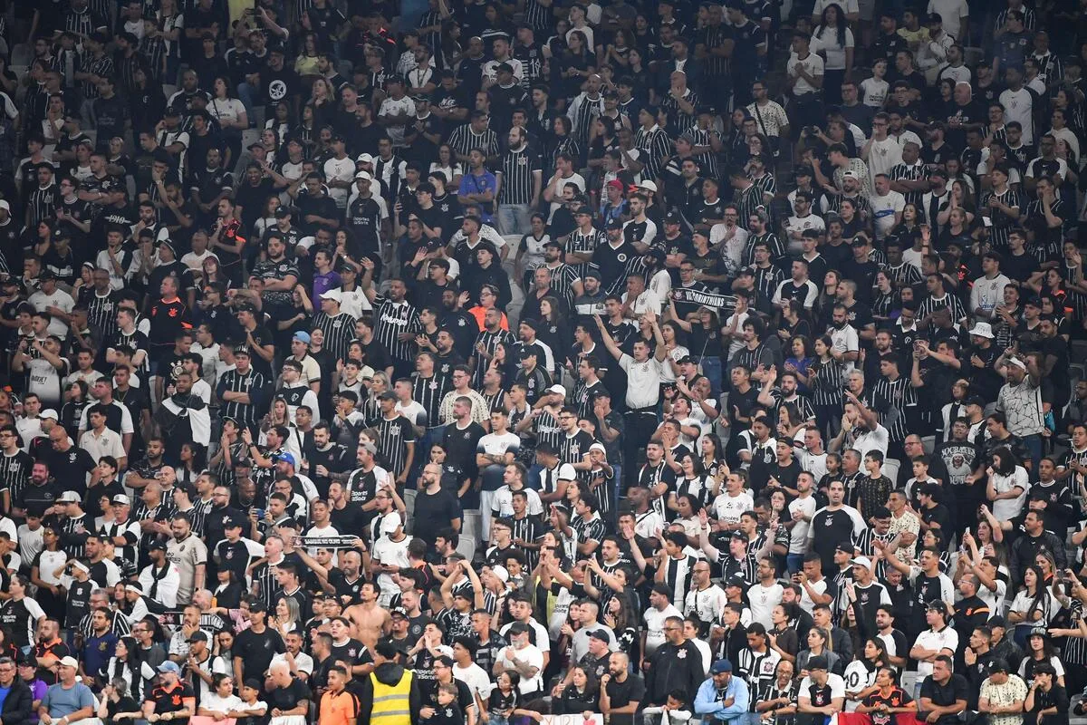 Corinthians é denunciado no STJD por arremesso de objetos