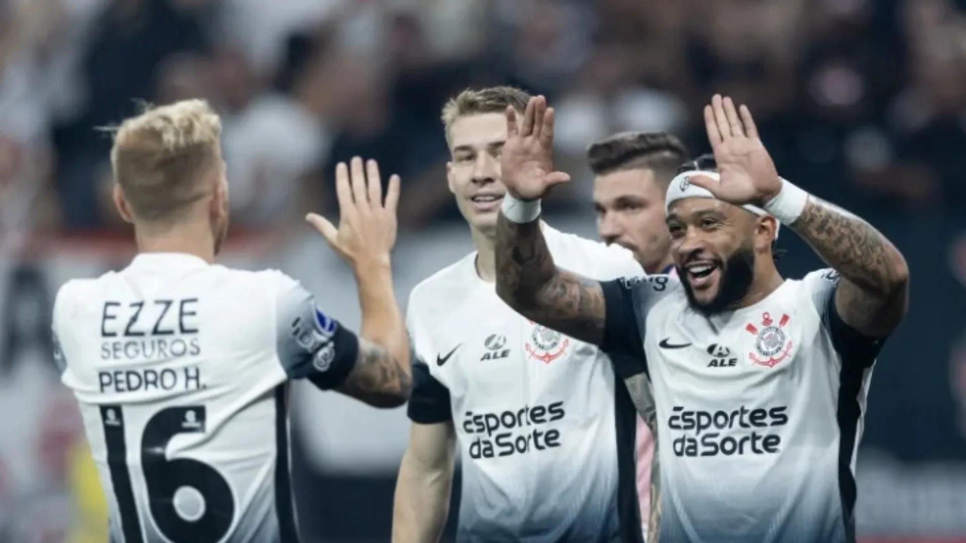 Corinthians marca no fim, vence o Vitória e se afasta da zona de rebaixamento no Brasileiro | Torcedores