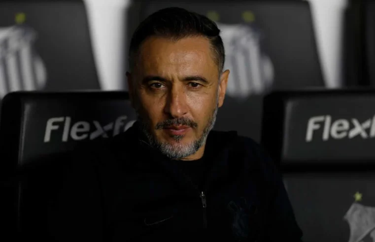 Ex-técnico de Flamengo e Corinthians, Vítor Pereira é contido após confusão