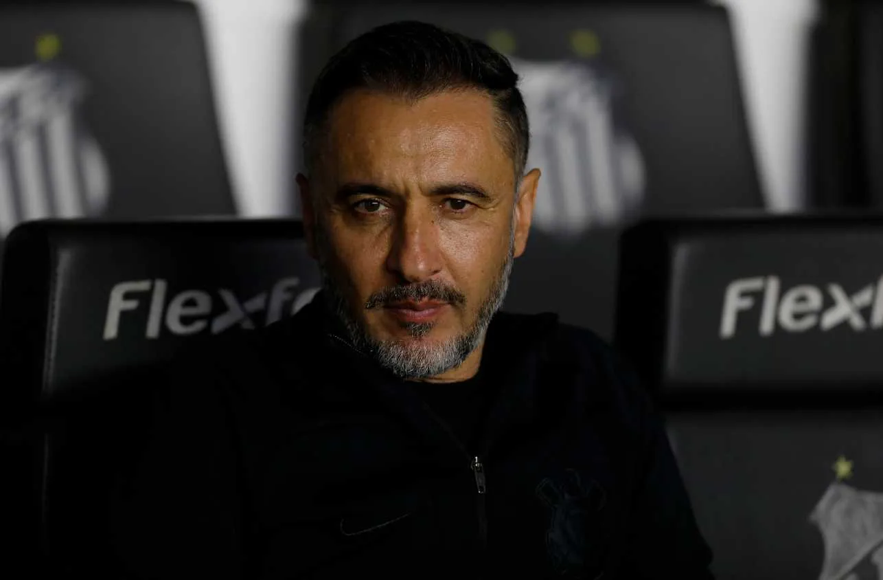 Ex-técnico de Flamengo e Corinthians, Vítor Pereira é contido após confusão
