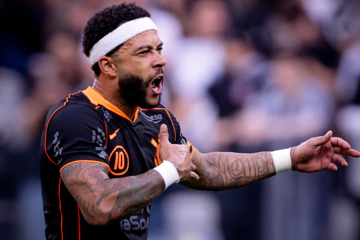 Memphis responde se fica no Corinthians e reclama de comparação
